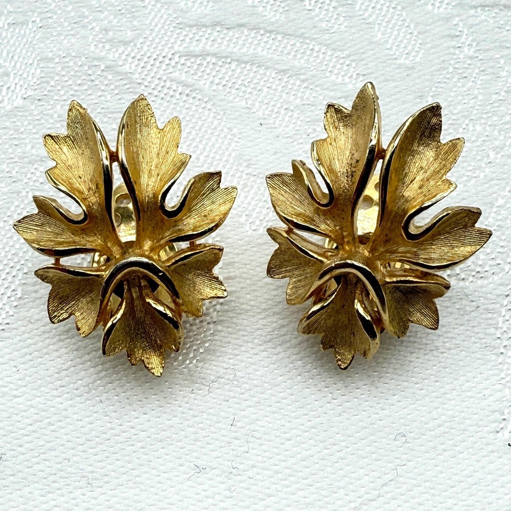 Vintage Small Classic Elegant Mid-Century Gold Tone Leaf Clip-On Earrings